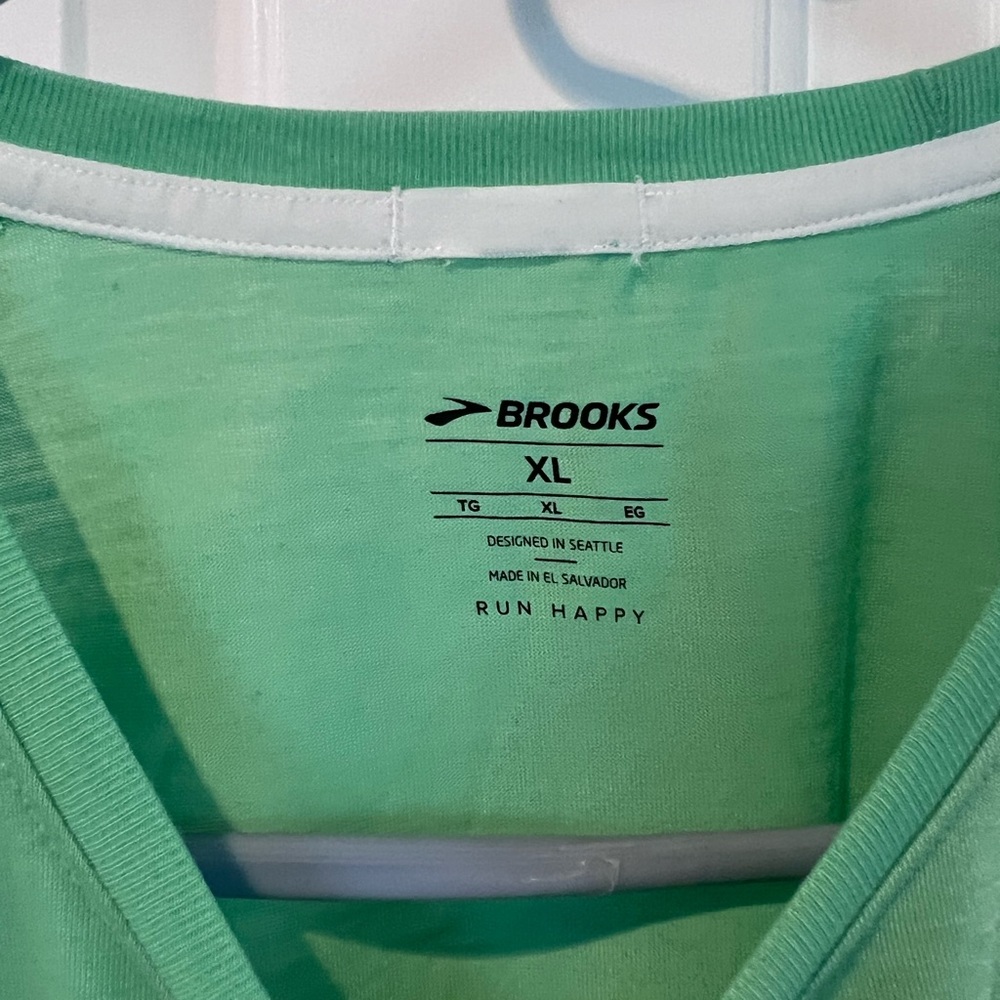 Brooks Luck of the Run Shirt NWOT 🍀 - Picture 8 of 10